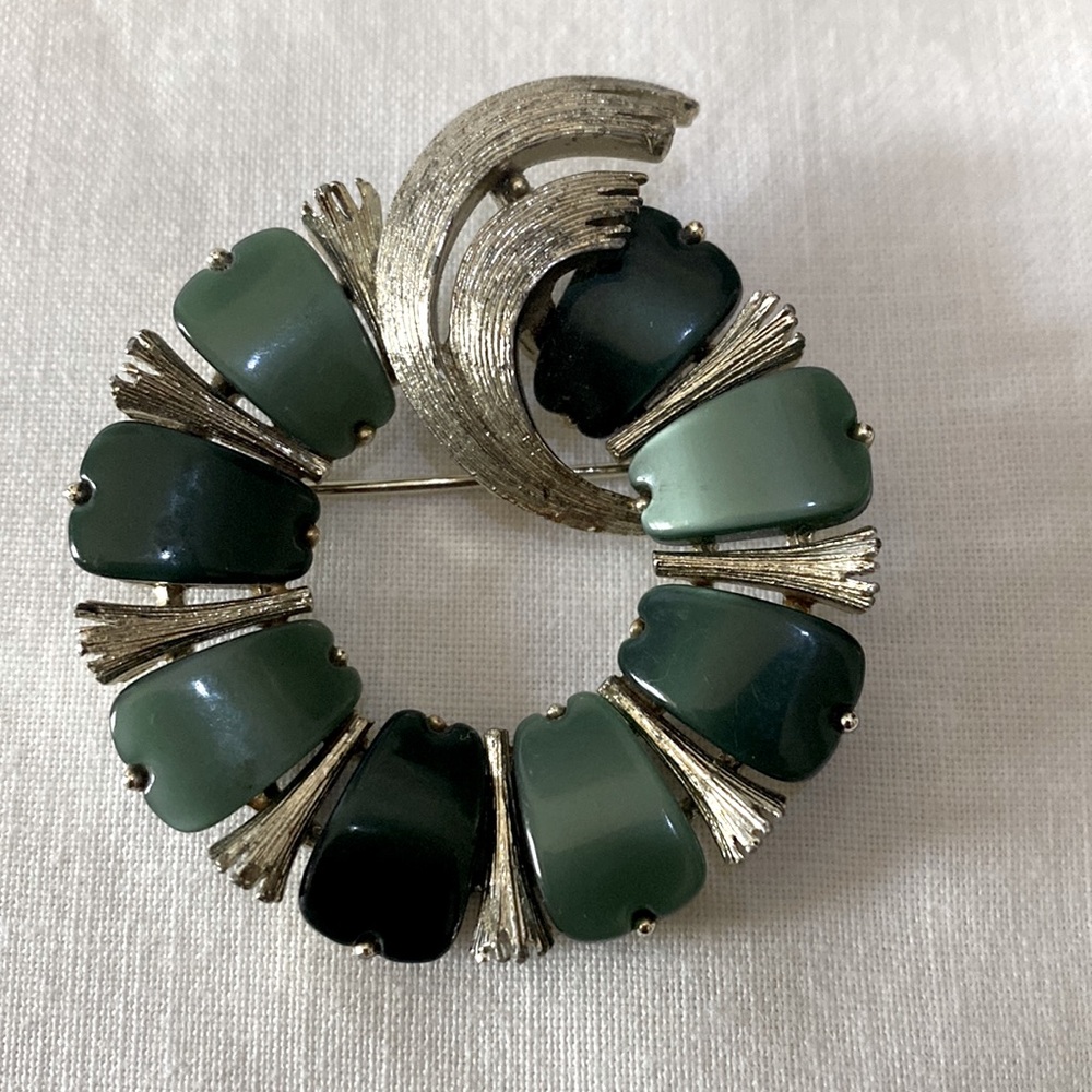Elegant Green and Silver Tone Vintage Brooch